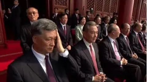 大连外援马马杜20分钟内受伤离场，晋鹏翔迅速替补登场救火